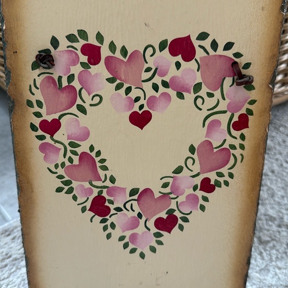 Vintage Hand-Painted Heart Wreath Slate with Leather Hanger-Excellent Condition - Picture 2 of 6